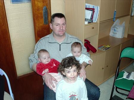 Moi 2 bras pour 3 gosses  pas mal